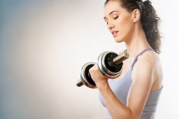 A menina pratica esportes