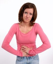 dor abdominal em uma mulher com gastrite